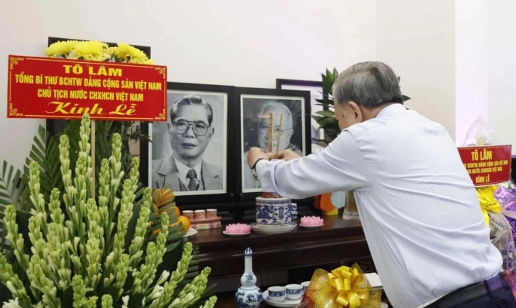 Tổng Bí thư, Chủ tịch nước dâng hương tưởng nhớ các lãnh đạo tiền bối