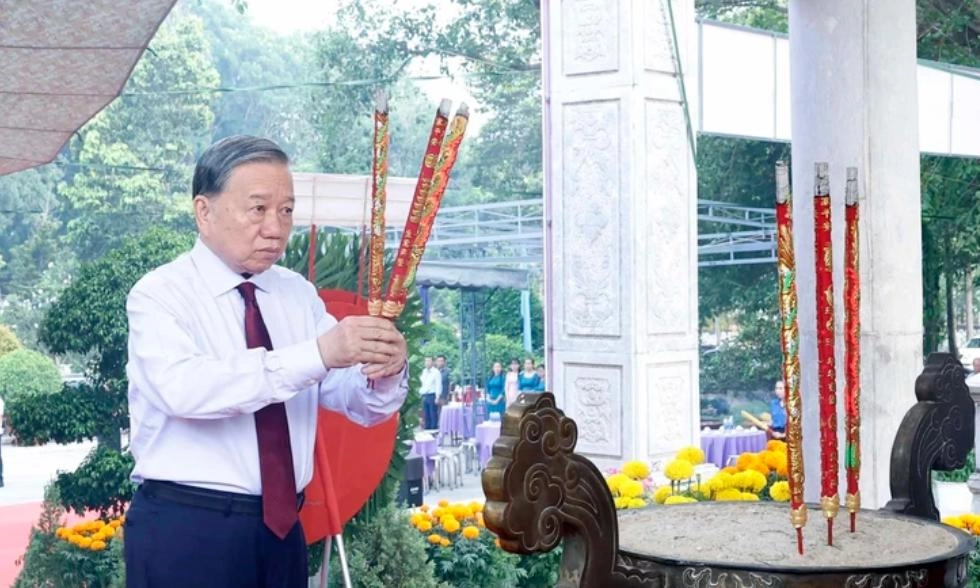 Tổng Bí thư, Chủ tịch nước dâng hương tưởng niệm các Anh hùng liệt sĩ tại Tây Ninh