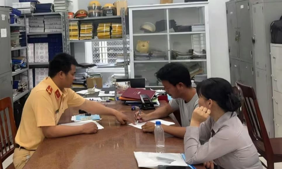 Phạt tài xế ô tô chở đám cưới cố tình vượt rào chắn đường sắt