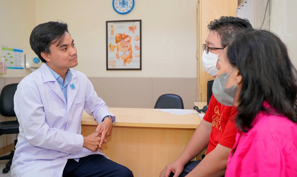 Cứu sống doanh nhân Indonesia bị ung thư đại tràng biến chứng