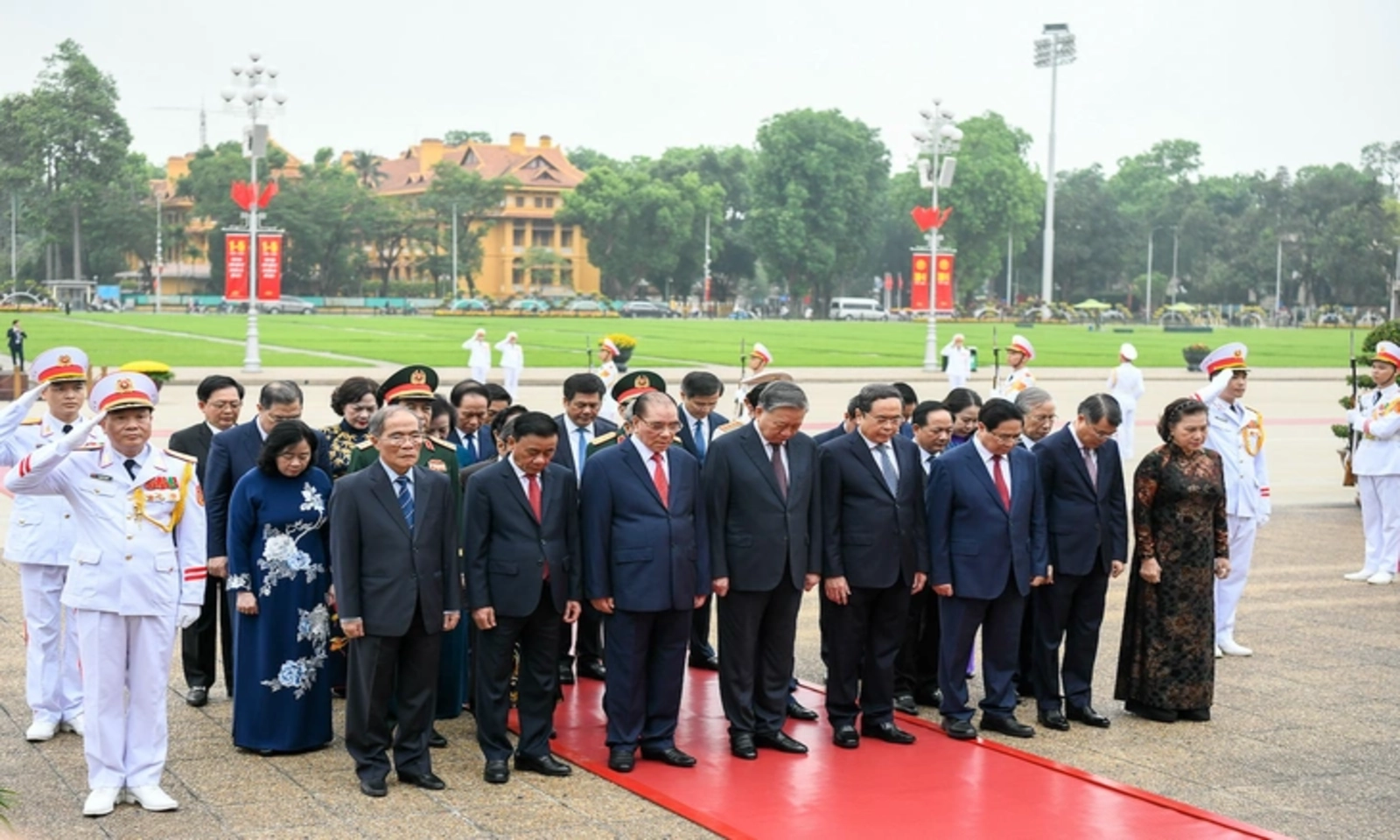 Lãnh đạo Đảng, Nhà nước vào Lăng viếng Bác Hồ dịp 30/4