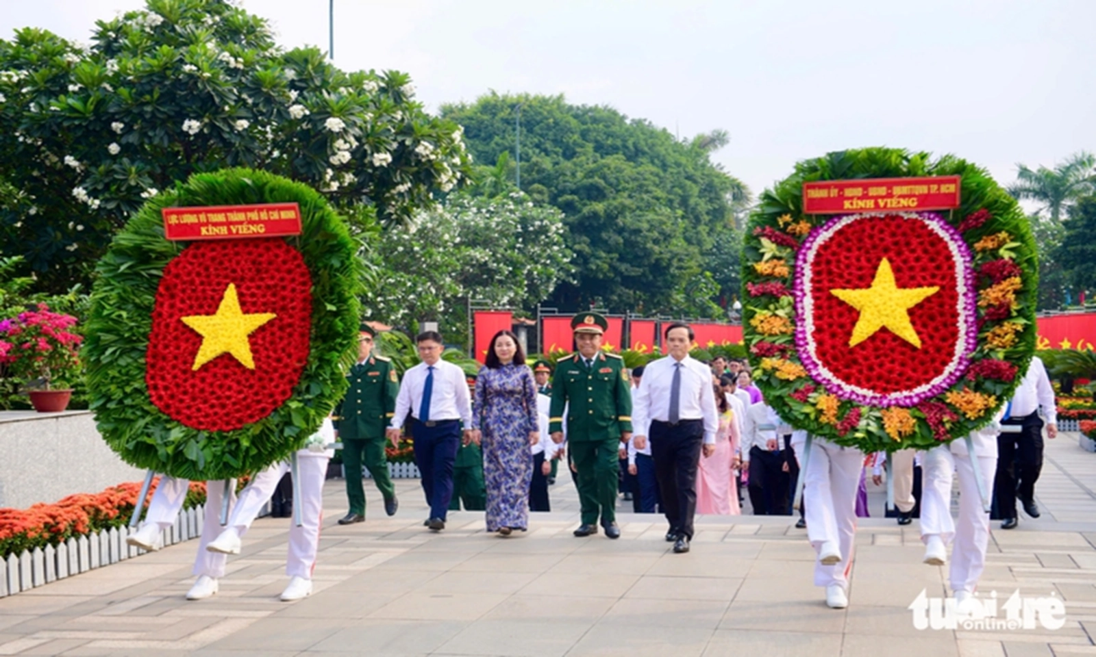 Lãnh đạo TPHCM dâng hương tri ân Chủ tịch Hồ Chí Minh, các Anh hùng liệt sĩ dịp 30/4