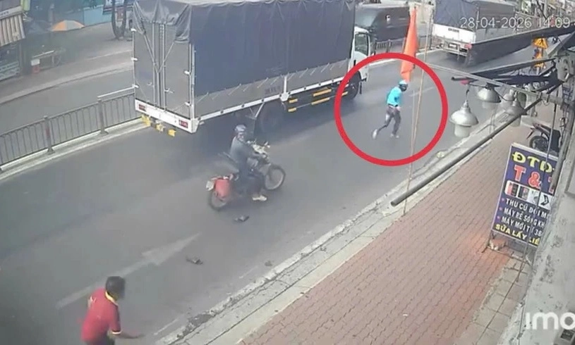 Người dân khống chế thanh niên giả mua vàng rồi bỏ chạy