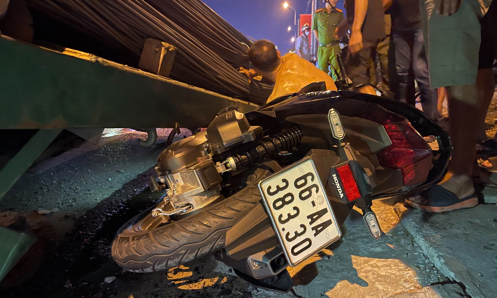 Hàng chục tấn thép rơi đè nát xe máy trên quốc lộ 1A