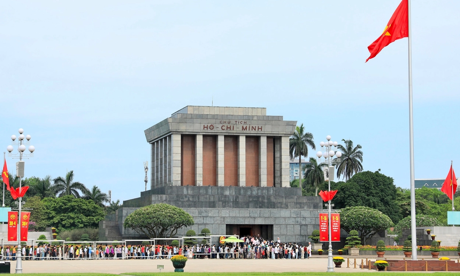 Hàng chục ngàn người dân vào Lăng viếng Chủ tịch Hồ Chí Minh