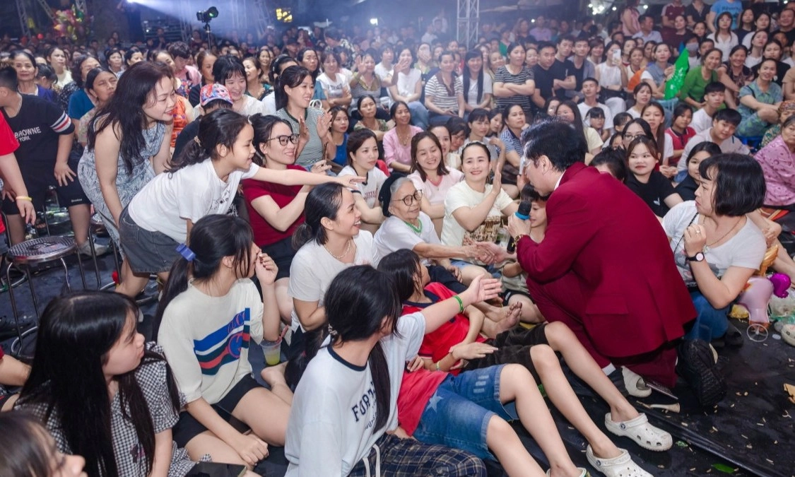 10.000 khán giả thức chờ Ngọc Sơn, Phương Thanh đến rạng sáng 