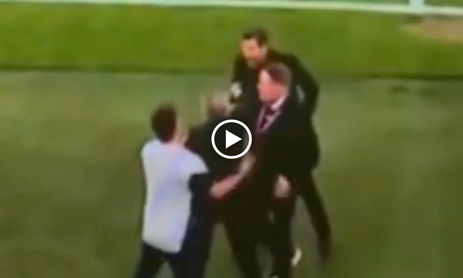 VIDEO: Sếp Arsenal ân đoạn nghĩa tuyệt, vung nắm đấm ăn thua đủ với Simeone
