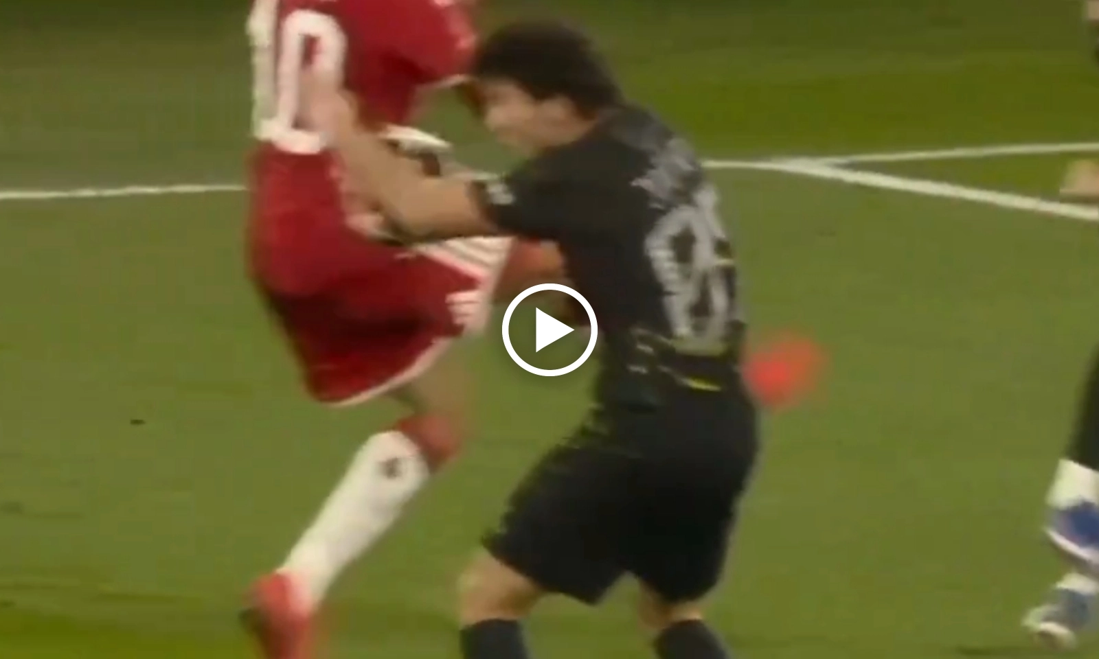 VIDEO: Bayern Munich bị cướp trắng penalty?