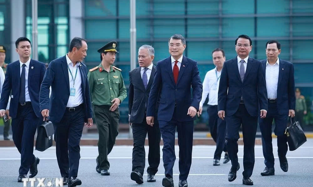 Thủ tướng Lê Minh Hưng lên đường dự Hội nghị Cấp cao ASEAN