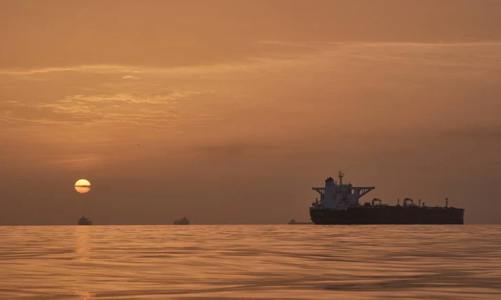 Iran cảnh báo siết eo biển Hormuz, gây khó tàu các nước ủng hộ trừng phạt Mỹ