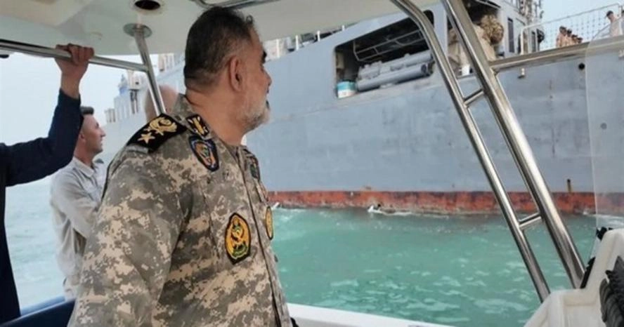 Iran triển khai tàu ngầm cá heo tại eo biển Hormuz, cảnh báo Anh - Pháp