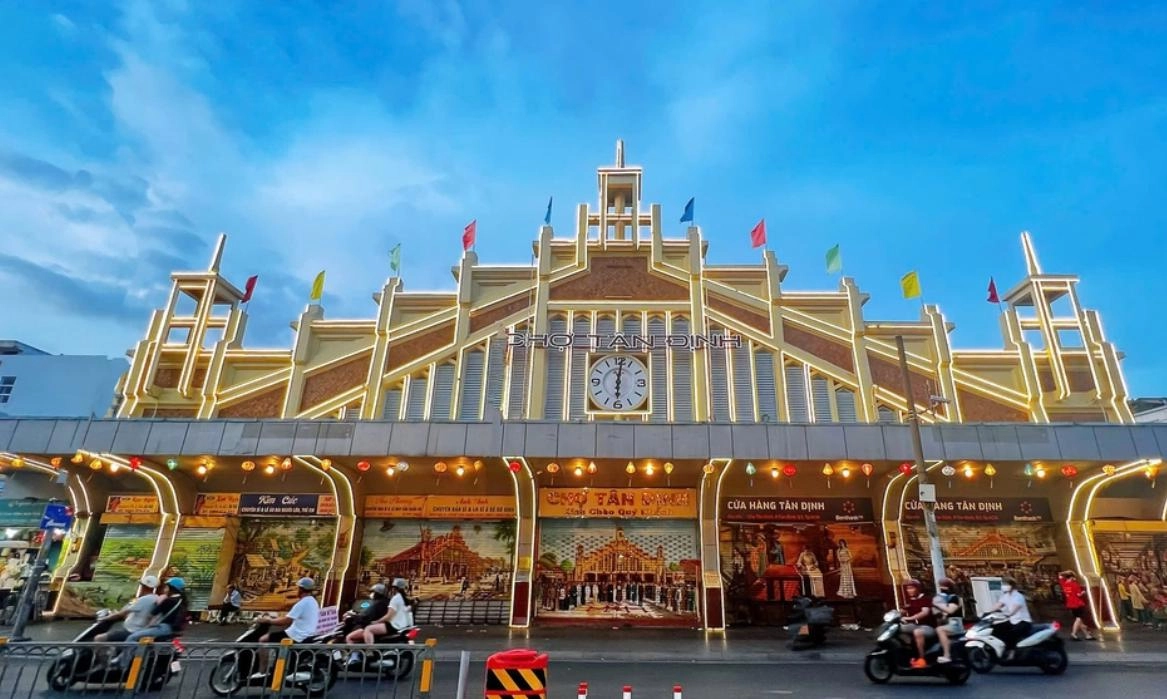 Chợ Tân Định khoác áo mới với tranh bích họa tái hiện di sản phố thị