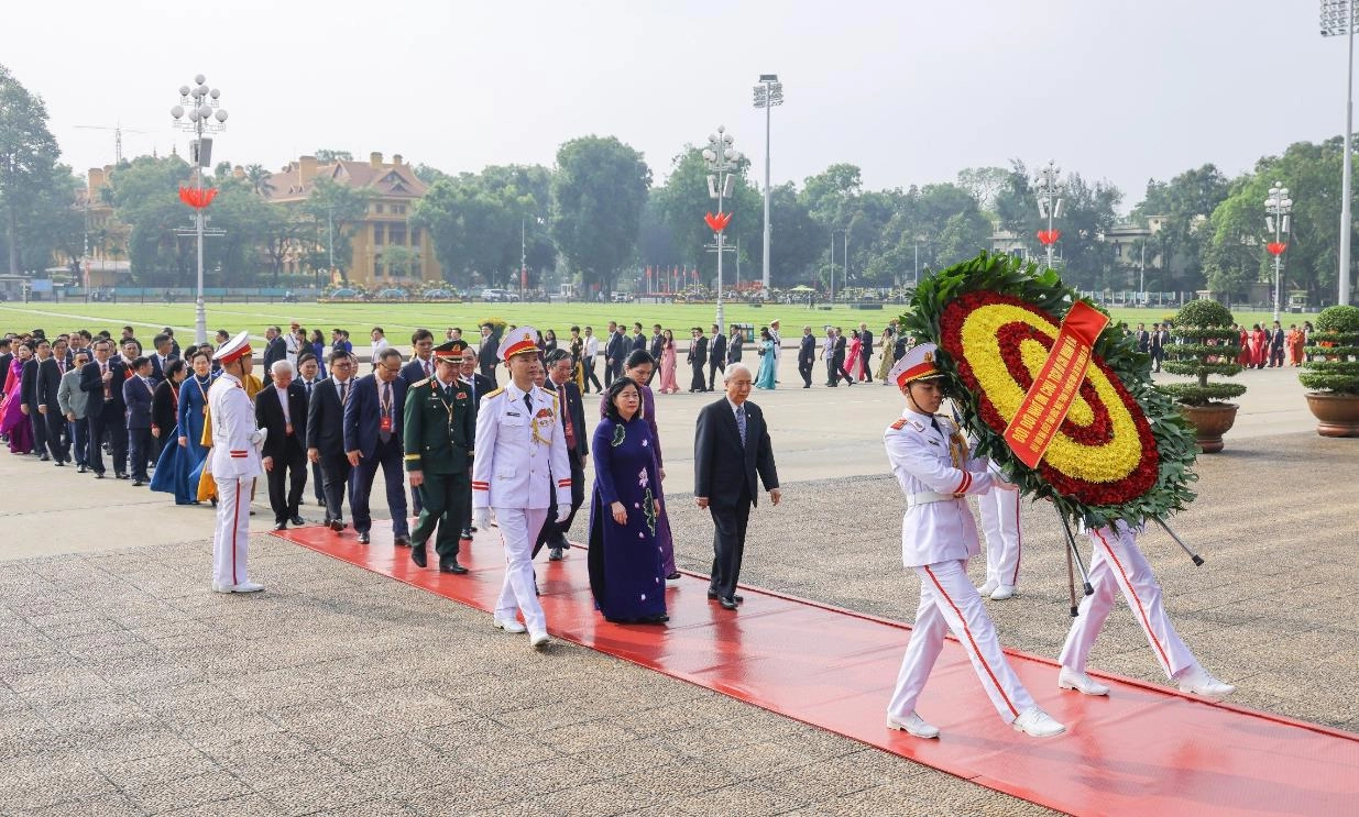 Đoàn đại biểu dự Đại hội đại biểu toàn quốc MTTQ Việt Nam vào Lăng viếng Chủ tịch Hồ Chí Minh