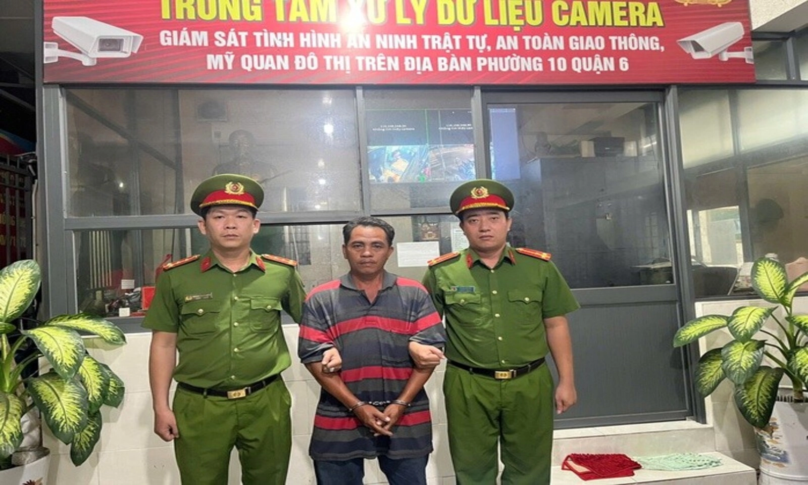 Dùng ghế nhựa tấn công CSGT, giải cứu anh trai vi phạm nồng độ cồn kịch khung