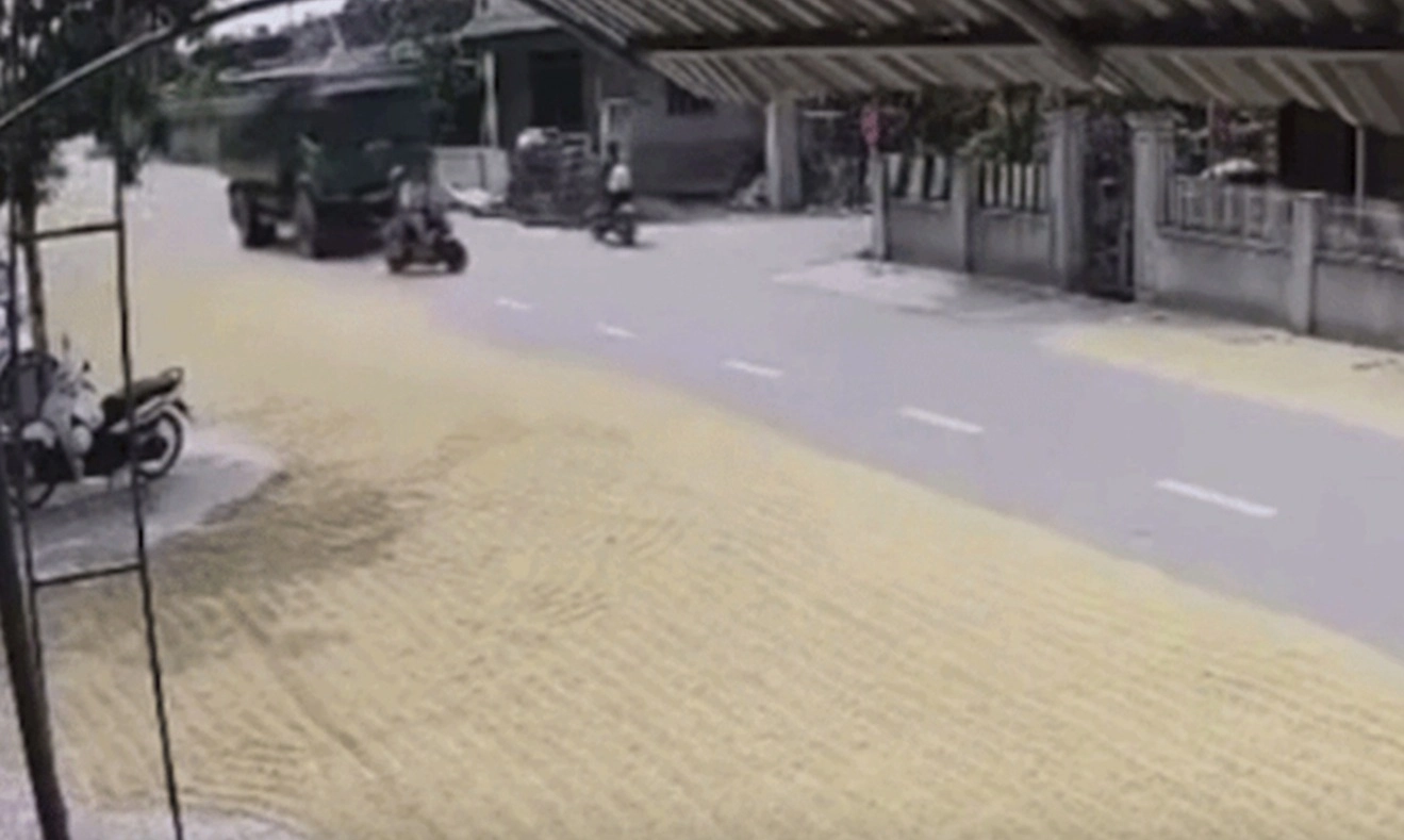 Hai người tử vong do lấn đường phơi lúa 