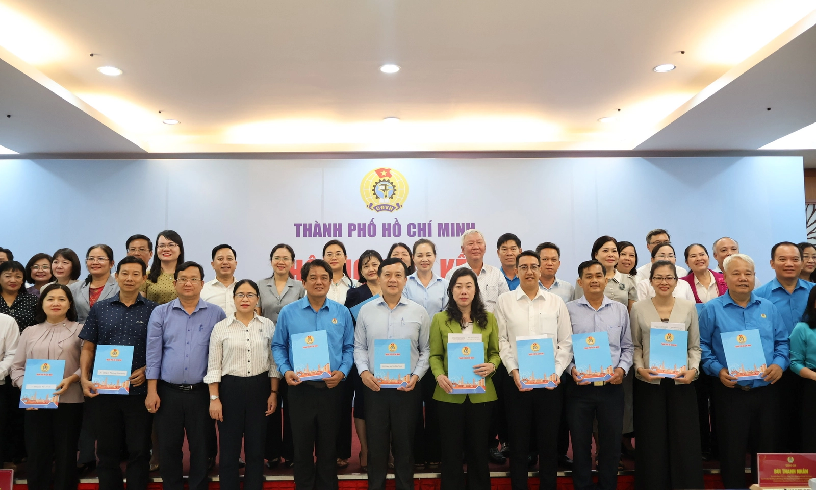 TPHCM – Công đoàn và Đảng ủy xã, phường, đặc khu ký kết chăm lo tốt hơn người lao động