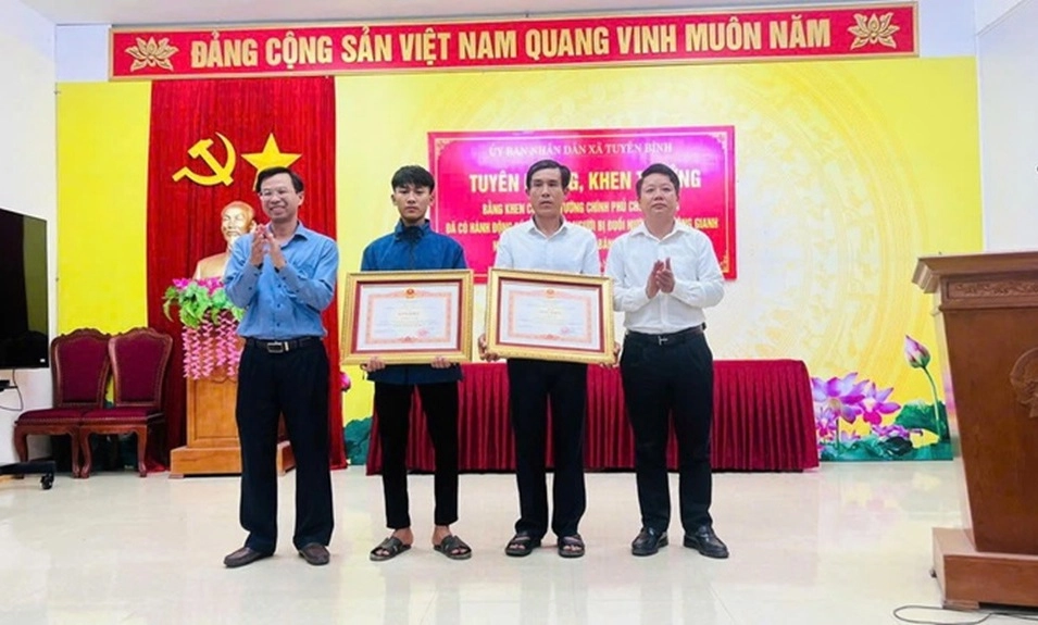 Hai cha con cứu người trên sông Gianh được Thủ tướng tặng bằng khen