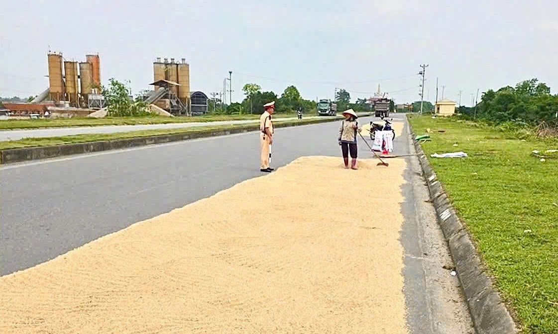 Tăng cường xử phạt tình trạng phơi lúa, rơm rạ trên đường giao thông