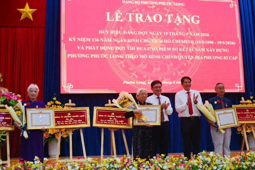 Lãnh đạo Thành phố dự trao Huy hiệu Đảng dịp 19/5
