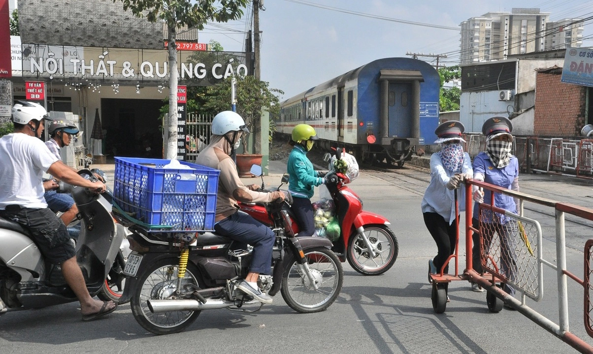 Quy định mới: Xe máy vượt tín hiệu đường sắt có thể bị phạt tới 6 triệu đồng