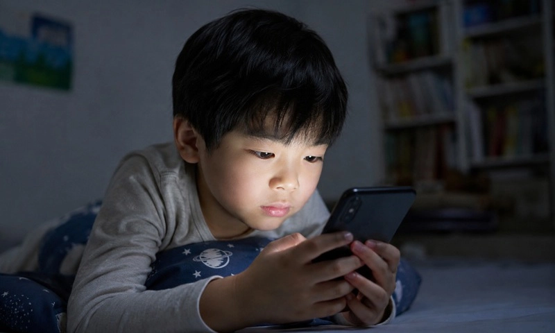 Khi internet trở thành “người giữ trẻ” của nhiều gia đình