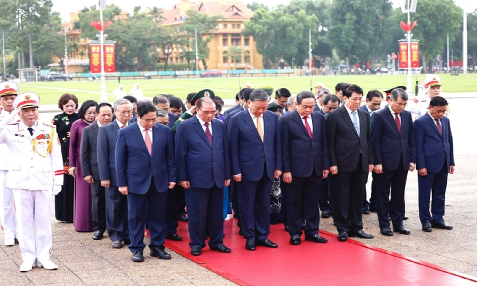 Lãnh đạo Đảng, Nhà nước vào lăng viếng Chủ tịch Hồ Chí Minh nhân ngày sinh 19/5