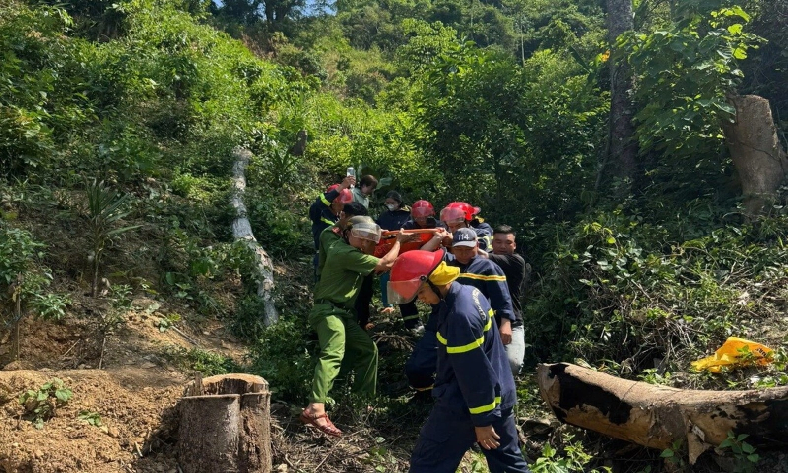 Hai xe đạp lao xuống vực sâu 50m khi “đi phượt”, 2 học sinh bị thương nặng