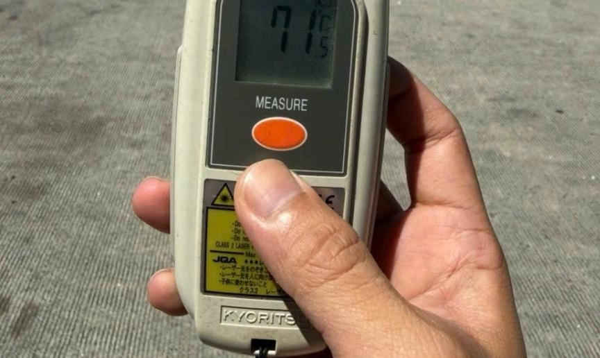 Nhân viên sân bay Nội Bài căng mình trong nắng nóng kỷ lục 71 độ C