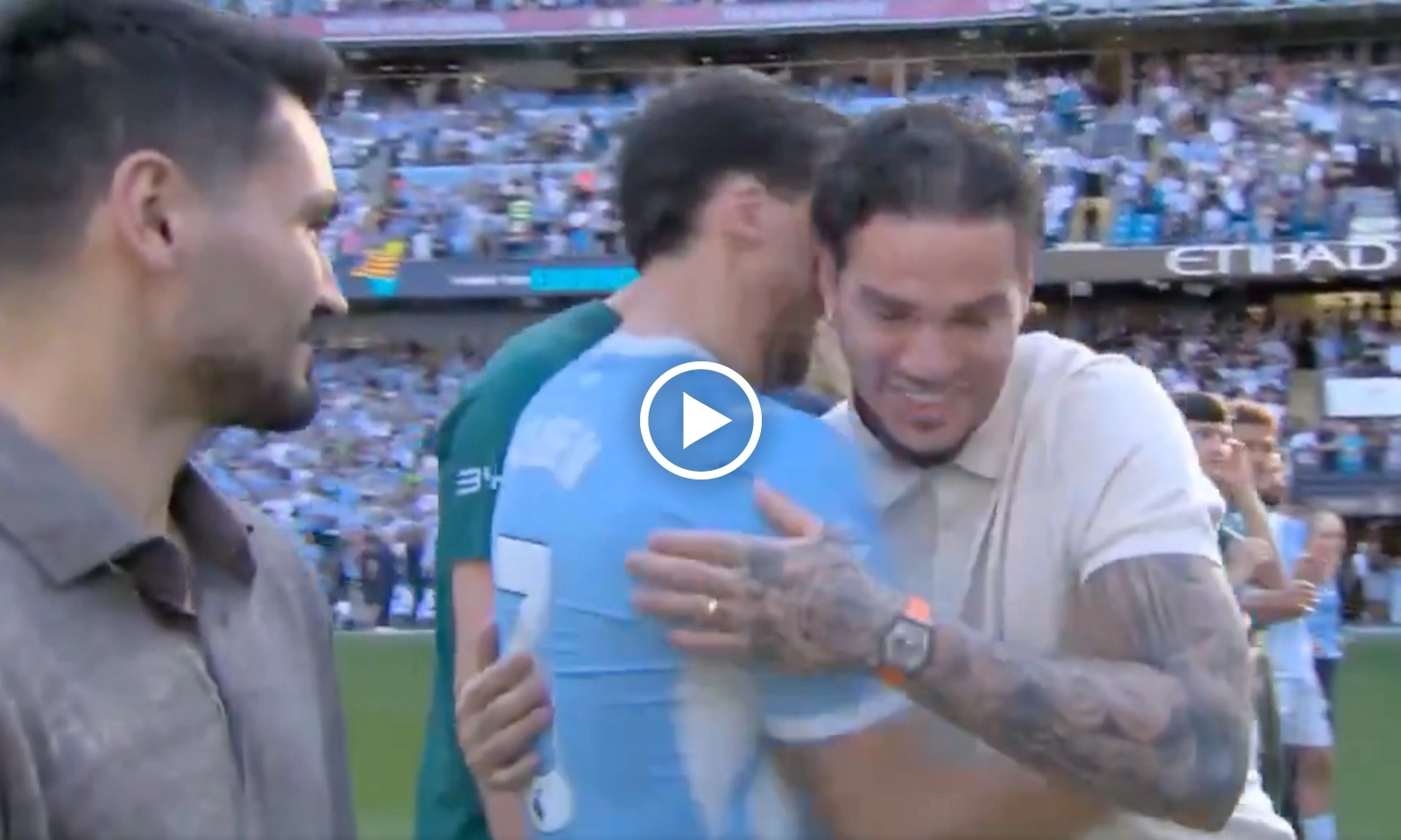 VIDEO: Ederson phớt lờ 1 đồng đội cũ khi trở về Man City
