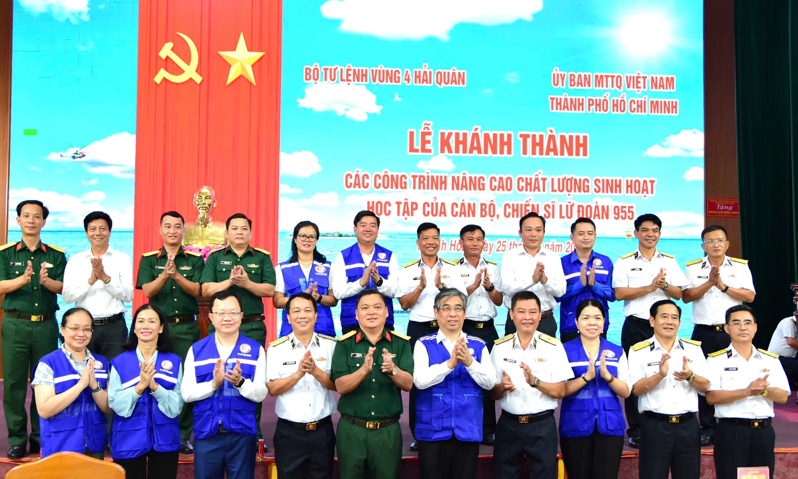 TPHCM chăm lo đời sống tinh thần chiến sĩ Vùng 4 Hải quân