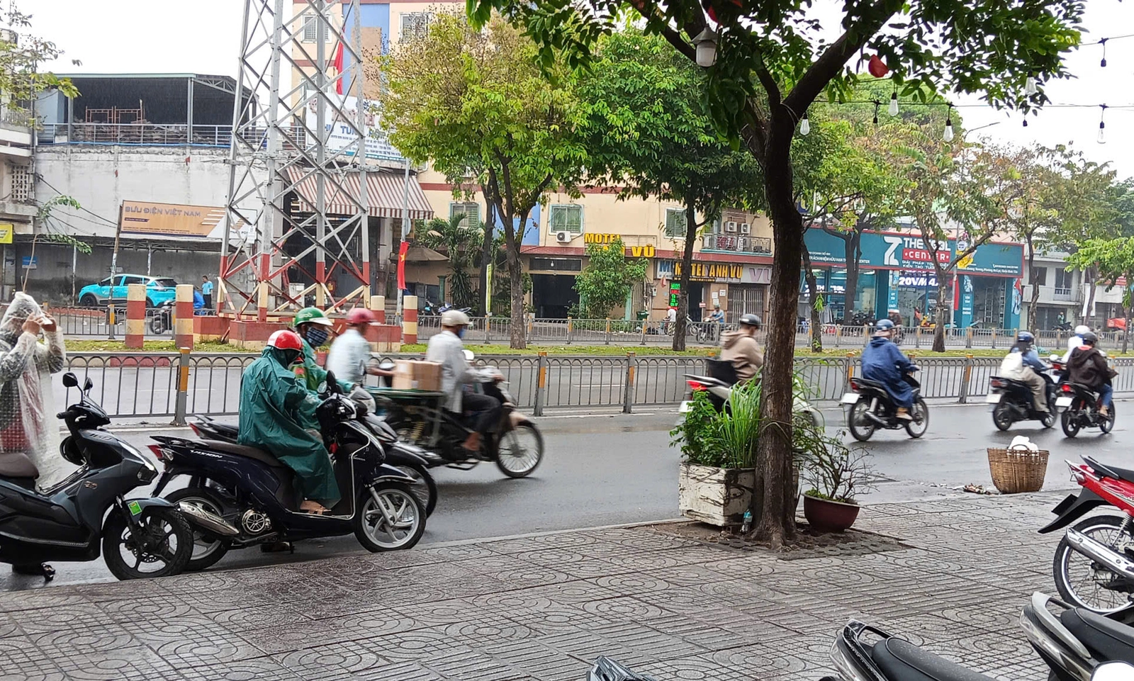 TPHCM mưa dông từ sáng, trời dịu nhiệt