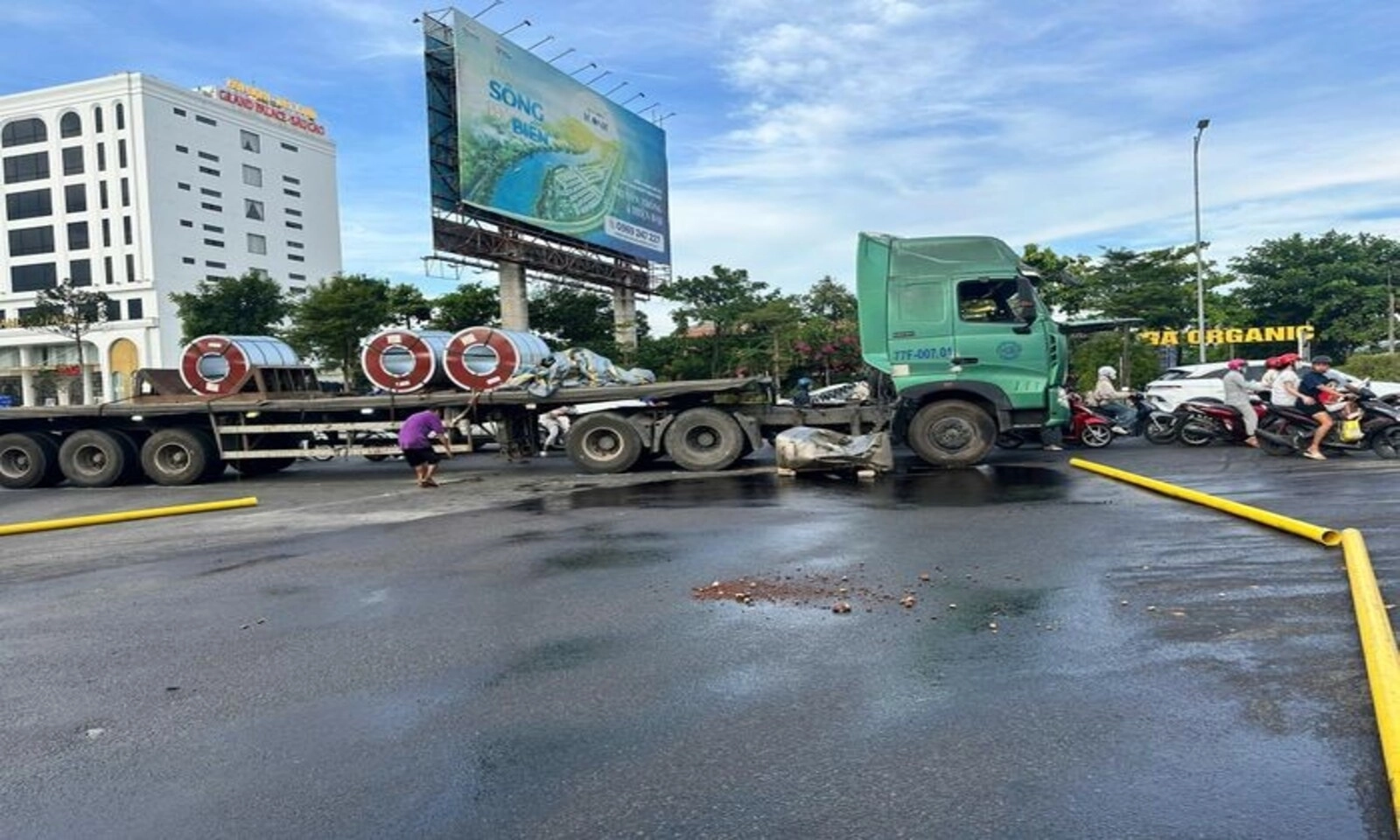 Gia Lai xử phạt nhiều xe đầu kéo chở tôn cuộn không an toàn