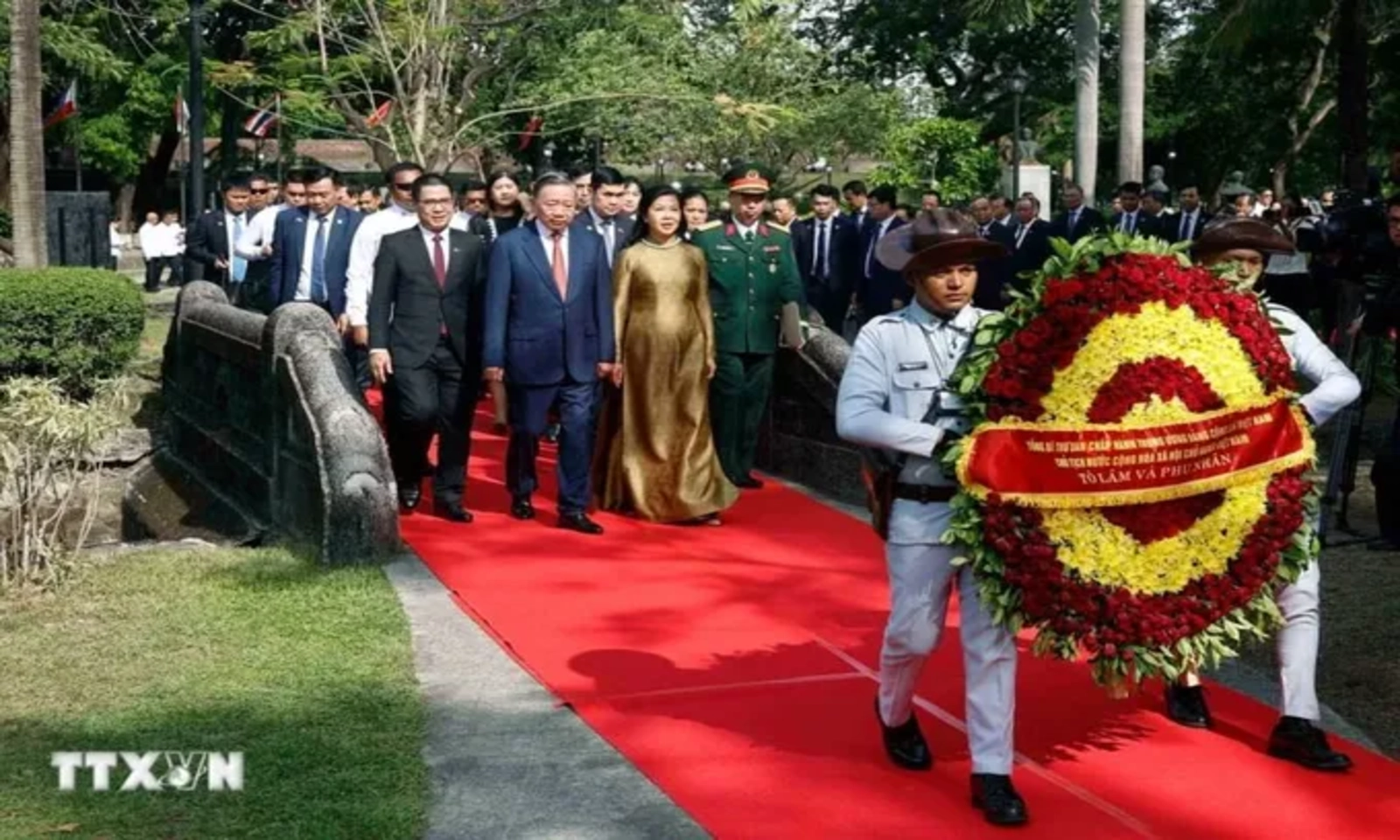 Tổng Bí thư, Chủ tịch nước Tô Lâm dâng hoa tưởng niệm Chủ tịch Hồ Chí Minh tại Manila