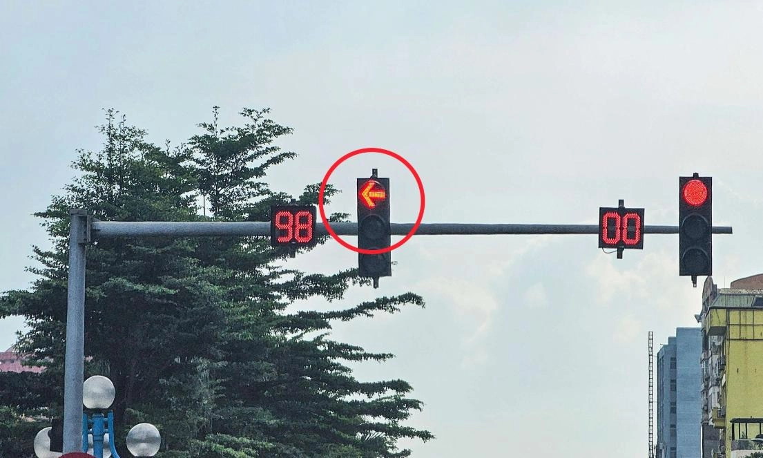 CSGT nêu rõ lý do cấm quay đầu khi đèn rẽ trái chuyển đỏ