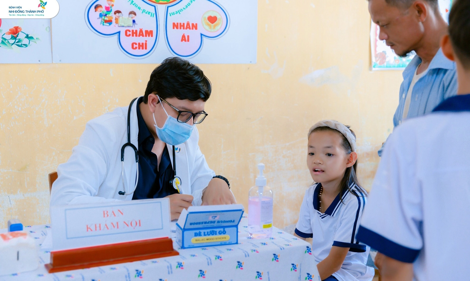 Bảo vệ và chăm sóc sức khỏe học sinh trong môi trường học đường