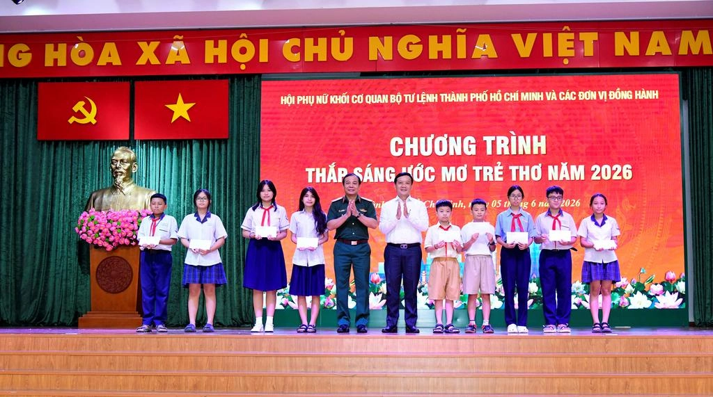 Thắp sáng ước mơ trẻ thơ: Hàng trăm phần quà ý nghĩa đến với thiếu nhi khó khăn