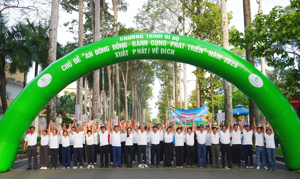 Sôi động ngày hội đi bộ gây quỹ với sự tham gia của gần 2.000 người