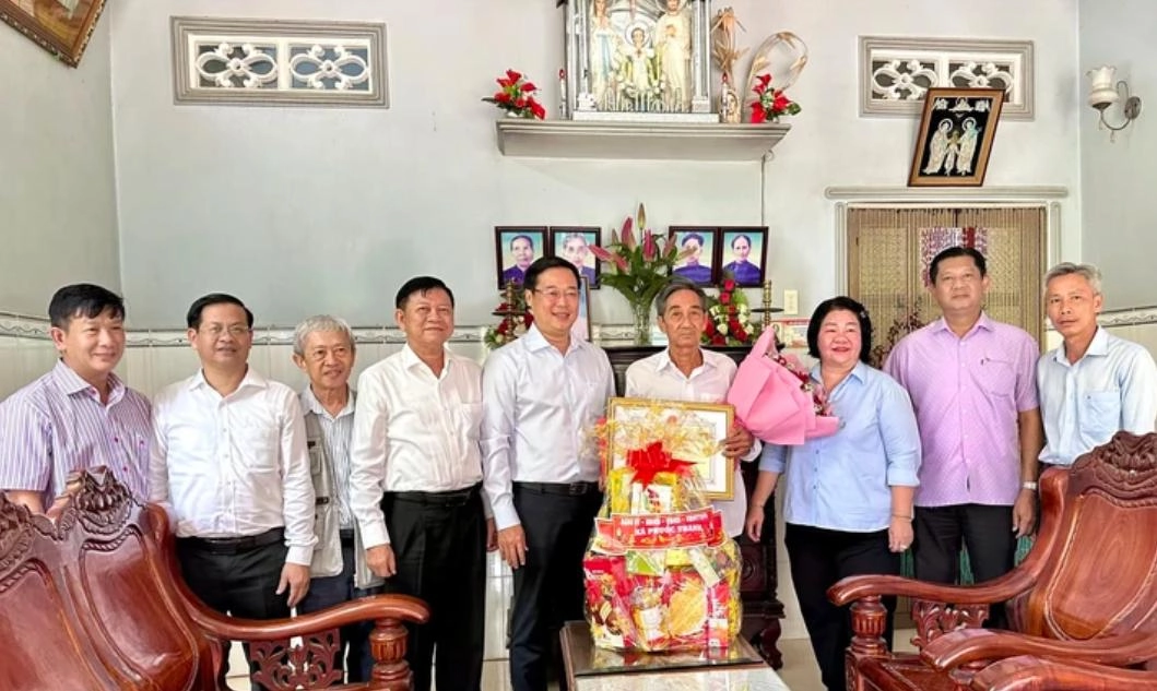 Lãnh đạo Thành ủy TPHCM thăm, chúc thọ người cao tuổi