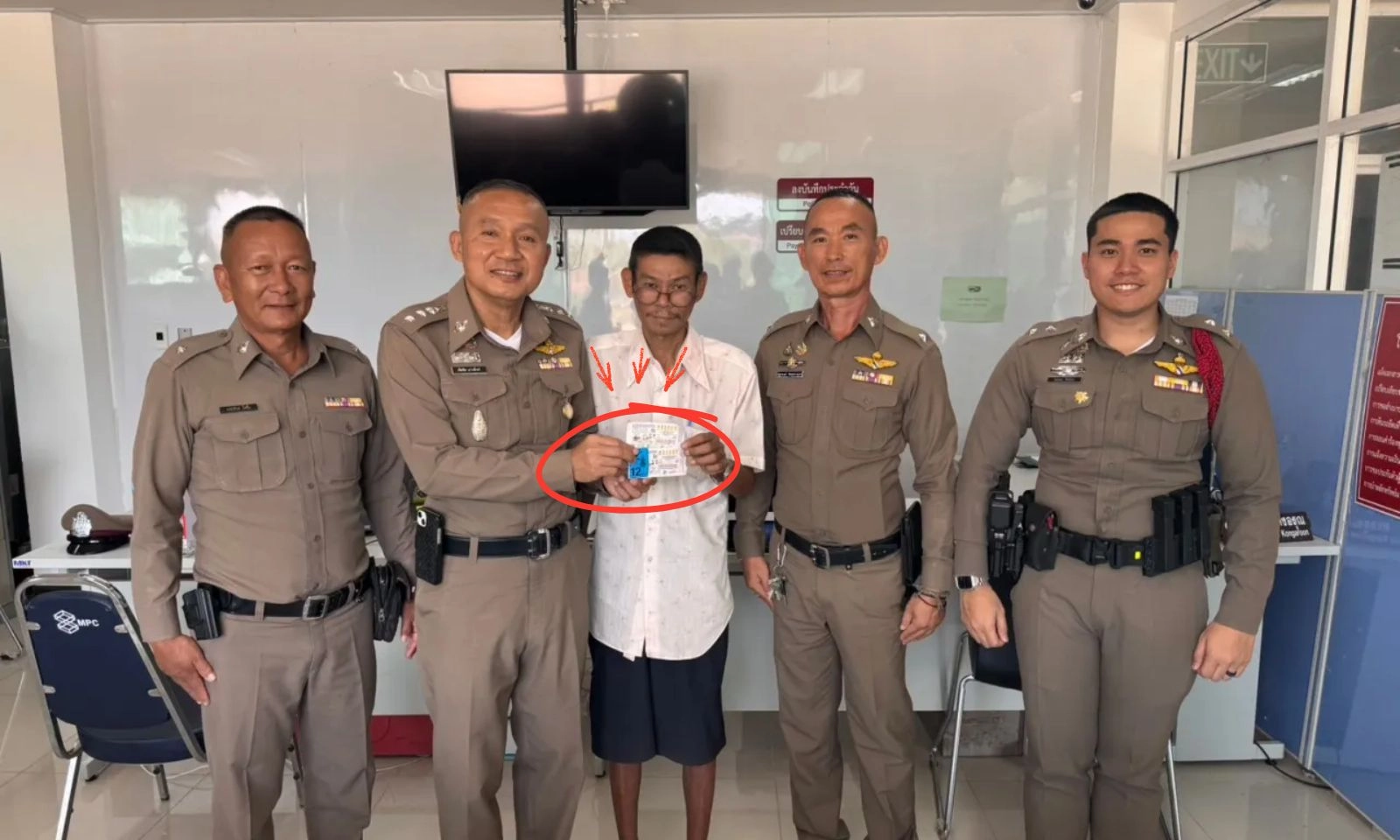Đi viếng đám tang, người đàn ông mua vé số và “trúng đậm”