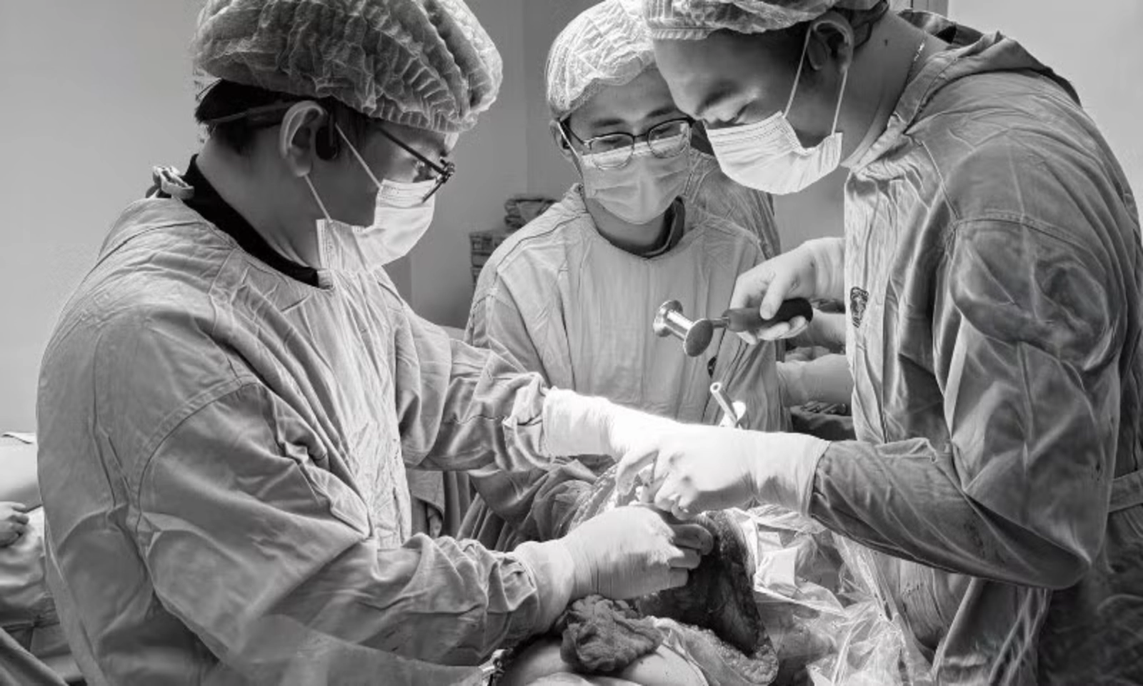 Hồi sinh đôi chân cho bệnh nhân ung thư phổi giai đoạn IV di căn xương