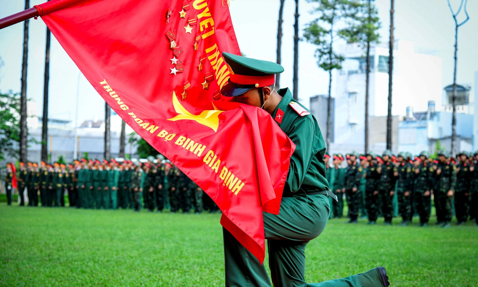 556 chiến sĩ mới Trung đoàn Gia Định tuyên thệ dưới Quân kỳ
