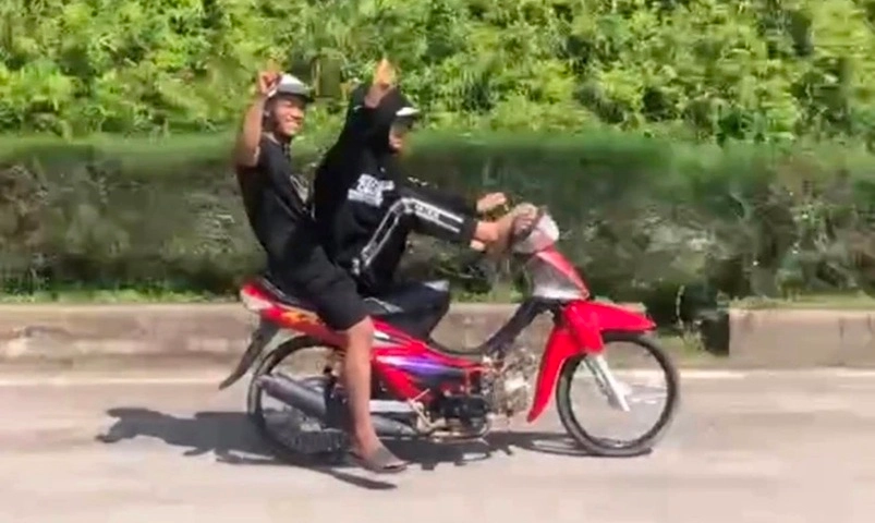Mạo hiểm trên đường để câu tương tác mạng xã hội, 2 thiếu niên bị xử lý