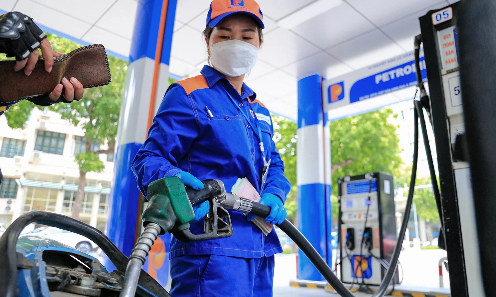 Giá xăng dầu tiếp tục giảm, xăng E5RON92 giảm 452 đồng/lít