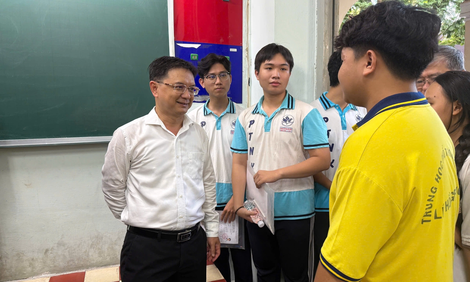 Phó Chủ tịch UBND TPHCM Nguyễn Mạnh Cường kiểm tra trước giờ thi tốt nghiệp THPT