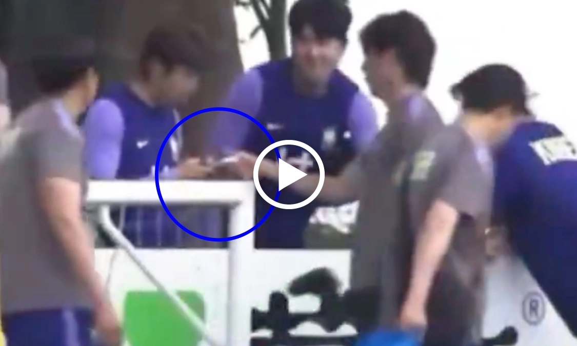 VIDEO: Lee Kang-in ngơ ngác bị HLV tuyển Hàn Quốc tịch thu điện thoại