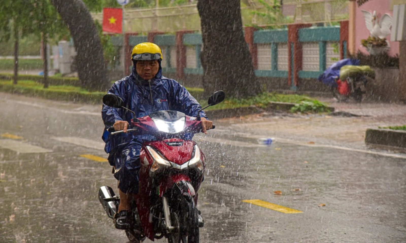 Thời tiết ngày 16/6: Bắc Bộ mưa rất to, Nam Bộ chiều tối gia tăng mưa dông