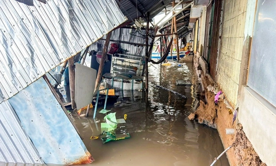 3 vụ sạt lở liên tiếp trong đêm ở Cà Mau, 19 hộ dân bị ảnh hưởng