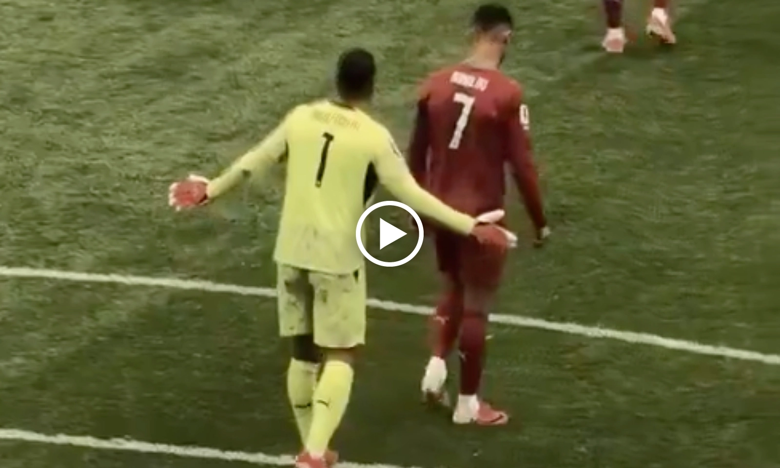 VIDEO: Ronaldo tranh cãi với đồng đội ngay trên sân