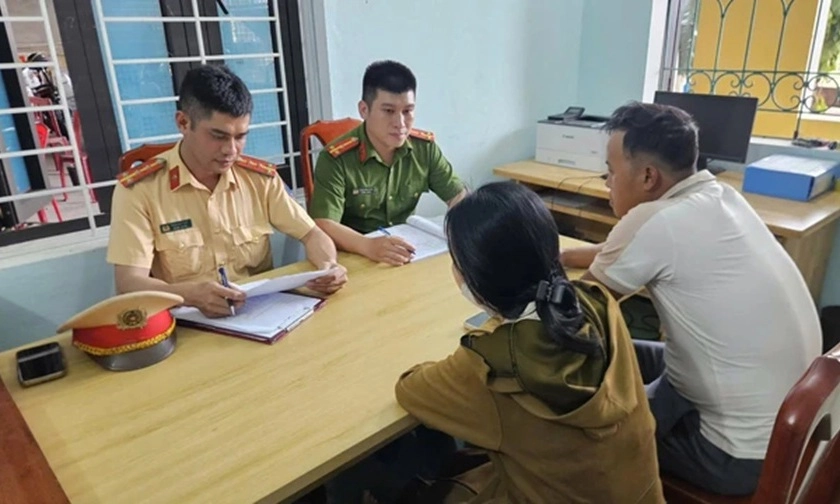 Bất chấp nguy hiểm, người phụ nữ nằm trước đầu ô tô vì chuyện gia đình