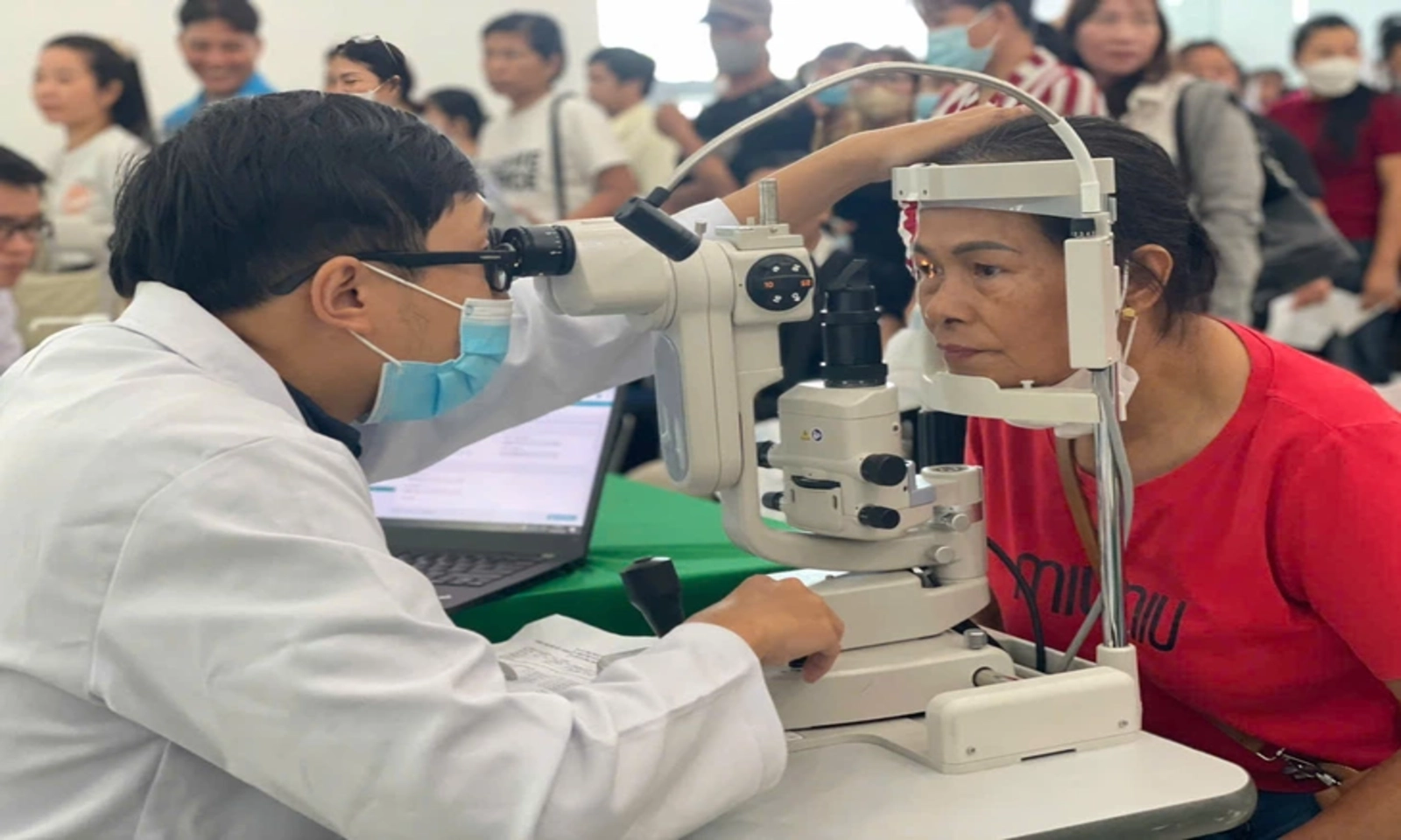 Khám sức khỏe, hỗ trợ pháp lý cho hơn 2.000 công nhân TPHCM